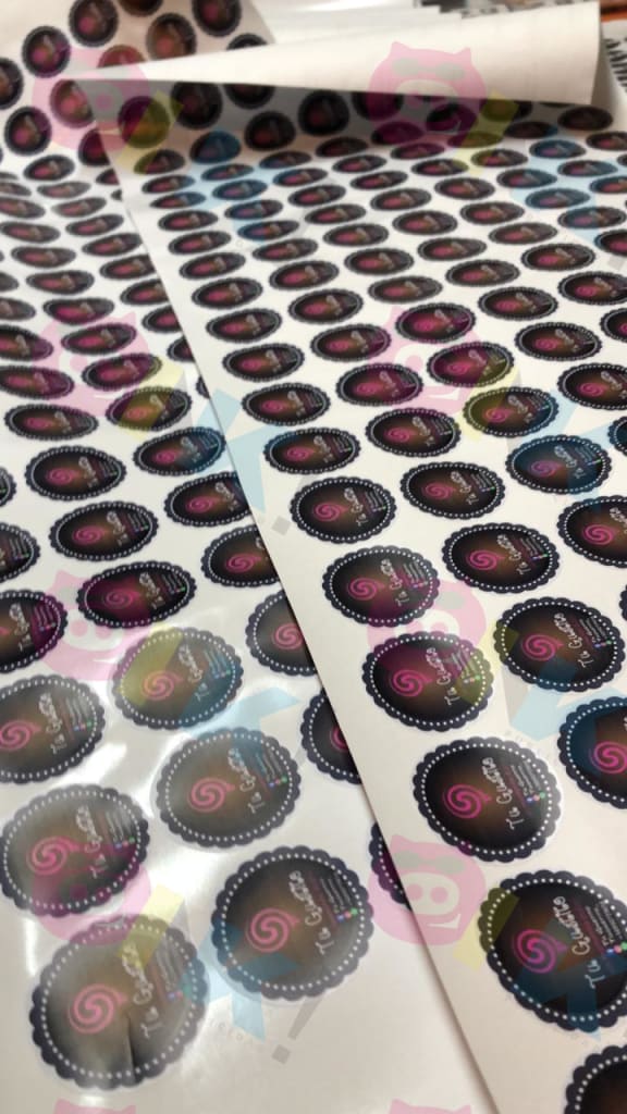 Stickers - Adhesivo troquelado 9x9cm $10.000,  95 unidades aprox. - Oink Publicidad